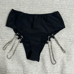 Used once & lost the last charm that’s supposed to be hanging from the bottoms